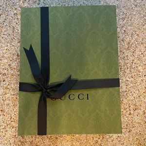 Gucci box with bow